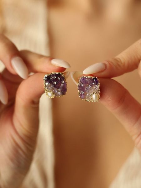 Pierres delicates Pozłacane kolczyki-wkrętki z perłami i kamieniami szlachetnymi rozmiar: onesize. Białe kolczyki damskie Pierres delicates, z ametystem, pozłacane. Za 43.99 zł.