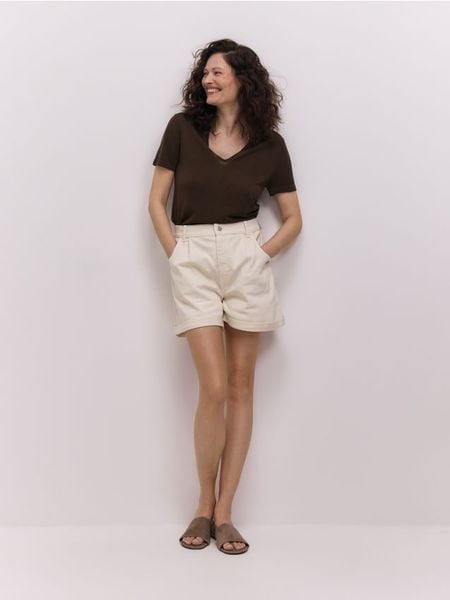 Jeansowe szorty - biały. Białe szorty damskie Reserved, bez wzorów, z denimu. Za 159.99 zł.