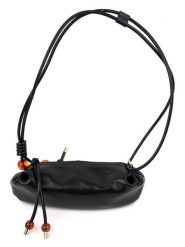 Victor & Hugo Paris Skórzana torebka "Aina" w kolorze czarnym - 26 x 12 x 5 cm rozmiar: onesize. Czarne torebki klasyczne damskie Victor & Hugo Paris, bez wzorów, z materiału, bez dodatków. Za 317.73 zł.