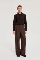 Eleganckie spodnie brązowe. Brązowe spodnie materiałowe damskie MOODO, bez wzorów, z elastanu, eleganckie. Za 139.99 zł.