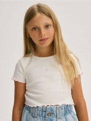 Krótki t-shirt z haftem - złamana biel. Koszulki dziewczęce Reserved, bez wzorów, z bawełny, bez ramiączek. W wyprzedaży za 9.99 zł.