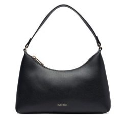Torebka Calvin Klein. Czarne torebki klasyczne damskie CALVIN KLEIN, bez wzorów, bez dodatków. Za 369.99 zł.