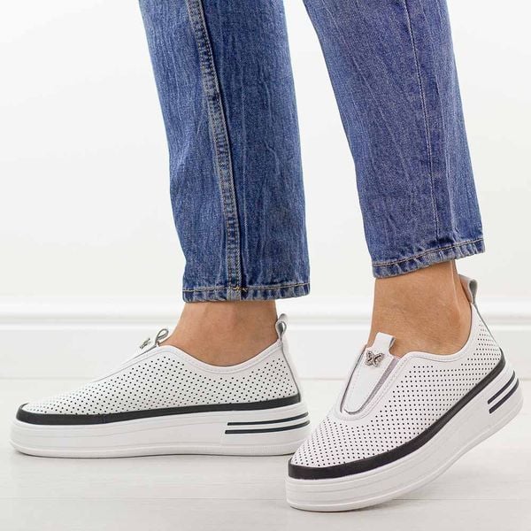 Białe ażurowane skórzane półbuty damskie T.Sokolski w26-674. Białe półbuty damskie Sokolski, z aplikacjami, z gumy, klasyczne, z okrągłym noskiem, bez obcasa. Za 219.00 zł.