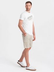 Męskie jednokolorowe szorty z kieszeniami cargo – beżowe V3 OM-SRCG-0133 - XXL. Brązowe szorty męskie Ombre Clothing, z bawełny, bez kołnierzyka. W wyprzedaży za 69.99 zł.