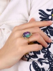 L'Atelier de Gaia Pozłacany pierścionek z agatem rozmiar: onesize. Niebieskie pierścionki damskie L'Atelier de Gaia, z kwarcem, pozłacane. Za 48.05 zł.