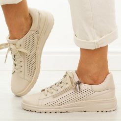 Beżowe skórzane półbuty damskie Cambell 19403. Brązowe półbuty damskie Cambell, w ażurowe wzory, z jeansu, casualowe, bez obcasa, na płaskiej podeszwie. Za 239.00 zł.