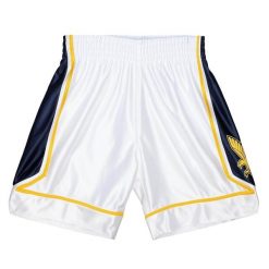Szorty Marquette University NCAA 2002. Białe szorty męskie Mitchell & Ness, bez kołnierzyka. W wyprzedaży za 450.50 zł.