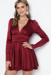 Bordowa Satynowa Sukienka Mini z Głębokim Dekoltem i Wiązaniem z Tyłu Liadan. Czerwone sukienki damskie Born2be, na imprezę, m, bez wzorów, z satyny, eleganckie, bez kołnierzyka, bez ramiączek, mini. W wyprzedaży za 95.99 zł.