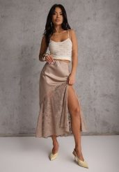 Beżowa Satynowa Spódnica Ozdobiona Rozcięciem na Nogę i Koronką Saviraet. Brązowe spódniczki damskie Renee, l, bez wzorów, z koronki, eleganckie, midi. Za 139.99 zł.