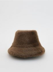 Kapelusz ze sztucznego futerka - brązowy. Brązowe kapelusze damskie Reserved, bez wzorów. Za 79.99 zł.