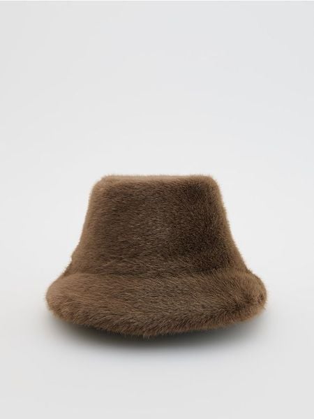 Kapelusz ze sztucznego futerka - brązowy. Brązowe kapelusze damskie Reserved, bez wzorów. Za 79.99 zł.