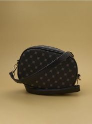 Torebka z imitacji skóry w monogram - czarny. Czarne torebki klasyczne damskie Sinsay, bez wzorów, ze skóry, bez dodatków. W wyprzedaży za 17.99 zł.