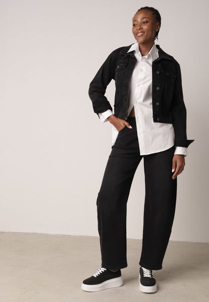 Czarne Jeansy z Bawełną o Kroju Barrel z Wysokim Stanem Nelimia. Czarne jeansy damskie Born2be, z podwyższonym stanem. Za 119.99 zł.