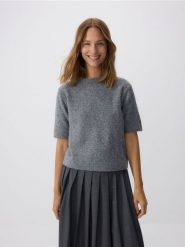 Sweter z krótkimi rękawami - szary. Szare swetry klasyczne damskie Reserved, l, z dzianiny, bez kołnierzyka. W wyprzedaży za 69.99 zł.