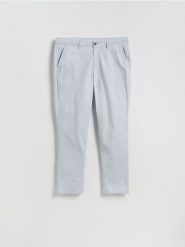 Gładkie spodnie chino slim - niebieski. Niebieskie spodnie materiałowe męskie Reserved, bez wzorów, z bawełny. Za 149.99 zł.