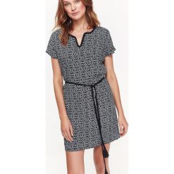 SUKIENKA DAMSKA W DROBNY NADRUK. Białe sukienki damskie TOP SECRET, na co dzień, na lato, bez wzorów, bez kołnierzyka, bez ramiączek, mini. W wyprzedaży za 59.99 zł.