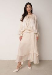 Jasnobeżowa Szyfonowa Sukienka Koktajlowa o Rozkloszowanym Kroju Thagune. Brązowe sukienki damskie Born2be, na randkę, m, bez wzorów, z materiału, eleganckie, bez kołnierzyka, bez ramiączek, maxi, rozkloszowane. Za 269.99 zł.