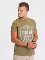 T-shirt męski bawełniany z nadrukiem - oliwkowy V2. Zielone t-shirty męskie Ombre Clothing, l, bez wzorów, z bawełny, bez kołnierzyka. W wyprzedaży za 19.99 zł.