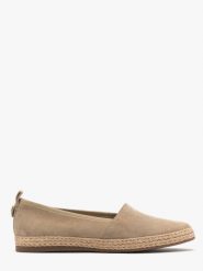 Piaskowe espadryle DINA. Brązowe espadryle damskie Ryłko, bez wzorów, ze skóry, bez obcasa, na płaskiej podeszwie. W wyprzedaży za 349.99 zł.
