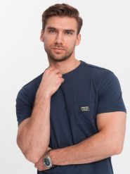 Casualowy t-shirt męski z naszywką na kieszeni – granatowy V10 - Rozmiar: XXL. Niebieskie t-shirty męskie Ombre Clothing, m, z aplikacjami, z bawełny, bez kołnierzyka. W wyprzedaży za 49.99 zł.