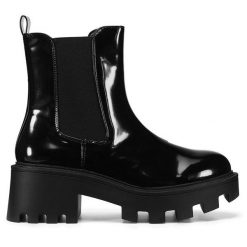 Botki DeeZee. Czarne botki damskie DeeZee, bez obcasa, na słupku, bez zapięcia. Za 179.99 zł.