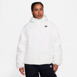 Kurtka uniwersalna damska Nike FB7672133. Białe kurtki damskie Nike, na zimę, l, bez wzorów, z materiału, z kapturem. Za 685.00 zł.