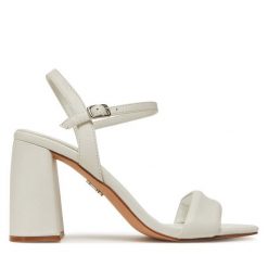 Sandały Steve Madden. Białe sandały damskie Steve Madden, bez wzorów, bez obcasa, na słupku. Za 359.99 zł.
