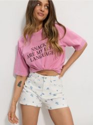 Szorty jeansowe mom high waist w kwiatki - kremowy. Białe szorty damskie Sinsay, bez wzorów, z jeansu, z podwyższonym stanem. Za 59.99 zł.