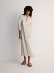 Sukienka oversize z wiskozą i lnem - złamana biel. Sukienki damskie Reserved, l, bez wzorów, z dzianiny, bez kołnierzyka, bez ramiączek, oversize. W wyprzedaży za 89.99 zł.