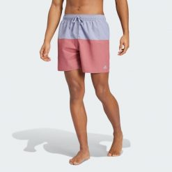 Szorty do pływania Colorblock CLX. Czerwone szorty męskie Adidas, bez wzorów, z materiału. W wyprzedaży za 121.10 zł.