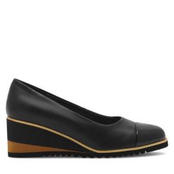 Półbuty Clara Barson. Czarne półbuty damskie Clara Barson, bez wzorów, bez obcasa, na koturnie. Za 129.99 zł.