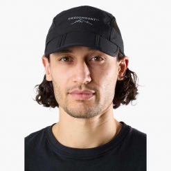 Czapka z daszkiem Wędrówki unisex Swedemount Lofoten Packable Cap szybkoschnąca. Czarne czapki męskie SWEDEMOUNT, bez wzorów. Za 79.99 zł.