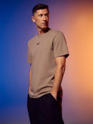 4F T-shirt regular gładki męski 4F x Robert Lewandowski - beżowy M. Brązowe t-shirty męskie 4f, m, bez wzorów, z bawełny, bez kołnierzyka. Za 99.99 zł.