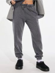 Spodnie jogger - szary. Szare spodnie materiałowe damskie Sinsay, bez wzorów. W wyprzedaży za 29.99 zł.