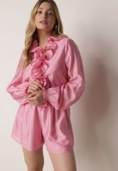 Różowy Krótki Kombinezon Ozdobiony Żabotem Menimei. Czerwone kombinezony damskie Born2be, l, z aplikacjami, z materiału, eleganckie, bez kołnierzyka, bez ramiączek, krótkie. Za 179.99 zł.