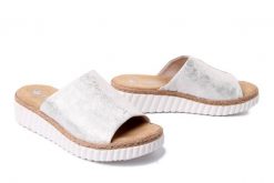 RIEKER 69288-60 beige, klapki damskie. Brązowe klapki damskie Rieker, bez wzorów, bez obcasa. Za 279.90 zł.