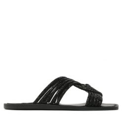 Klapki Steve Madden. Czarne klapki damskie Steve Madden, bez wzorów, bez obcasa. Za 299.99 zł.