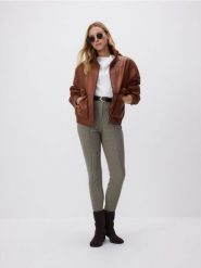 Spodnie z paskiem - brązowy. Brązowe spodnie materiałowe damskie Reserved, bez wzorów, z tkaniny. Za 159.99 zł.