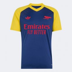 Koszulka piłkarska treningowa ADIDAS Arsenal 26/27 przedmeczowa wyjazdowa. T-shirty sportowe męskie Adidas, s, bez wzorów, z materiału, bez ramiączek. Za 299.99 zł.