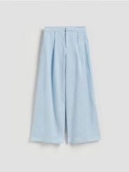 Szerokie spodnie z lnem - jasnoniebieski. Niebieskie spodnie materiałowe damskie Reserved, bez wzorów, z wiskozy. Za 149.99 zł.