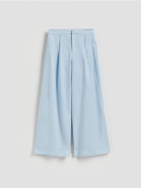 Szerokie spodnie z lnem - jasnoniebieski. Niebieskie spodnie materiałowe damskie Reserved, bez wzorów, z wiskozy. Za 139.99 zł.