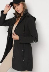 Czarna Kurtka w Stylu Parki z Odpinanym Kapturem i Troczkami Halirsa. Czarne kurtki damskie Born2be, m, bez wzorów, z jeansu. Za 129.99 zł.