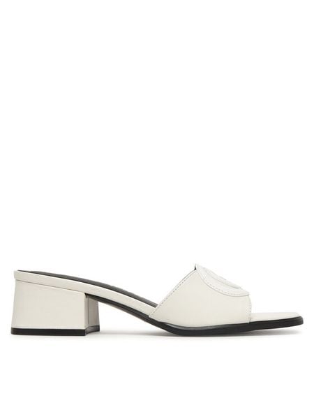 Guess Klapki FLJCNN LEP03 Biały. Białe klapki damskie Guess, z aplikacjami, ze skóry, bez obcasa. Za 449.99 zł.