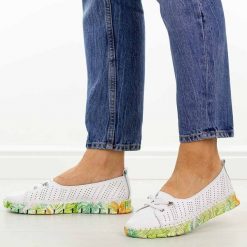 Białe ażurowe skórzane półbuty damskie S.Barski 5970. Białe półbuty damskie S.BARSKI, w ażurowe wzory, z jeansu, casualowe, z okrągłym noskiem, bez obcasa, na płaskiej podeszwie. Za 219.00 zł.