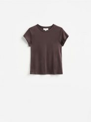 T-shirt z domieszką jedwabiu - fioletowy. Fioletowe t-shirty damskie Reserved, l, bez wzorów, z bawełny, bez kołnierzyka. Za 89.99 zł.