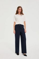 Spodnie z szerokimi nogawkami granatowe. Spodnie materiałowe damskie MOODO, bez wzorów, z elastanu. Za 149.99 zł.