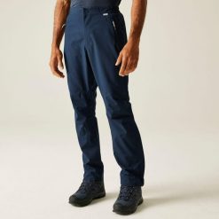 Spodnie turystyczne męskie Highton Stretch. Niebieskie spodnie materiałowe męskie Regatta, bez wzorów, sportowe. Za 159.99 zł.
