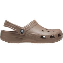 Klapki dla dorosłych Crocs Classic. Brązowe klapki damskie Crocs, bez wzorów, bez obcasa. Za 224.96 zł.