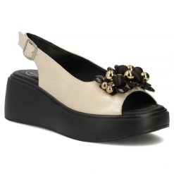 Skórzane sandały damskie na koturnie złote Filippo DS7577. Żółte sandały damskie Filippo, bez wzorów, ze skóry, bez obcasa, na koturnie. Za 189.99 zł.