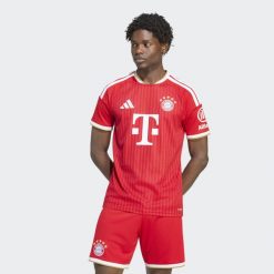 Koszulka piłkarska ADIDAS Bayern Monachium 26/27 domowa. Czerwone t-shirty damskie Adidas, m, bez wzorów, z poliesteru, bez kołnierzyka. Za 439.99 zł.